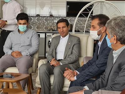 دكتر برزگر مدیر كل دفتر امور مجلس وزارت اقتصاد با همسر و خانواده شهید اسدی دیدار كرد.