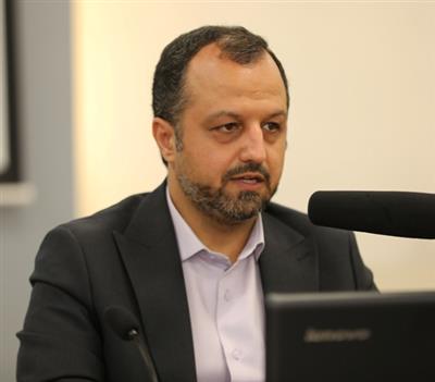 در دیدار خاندوزی با وزیر اقتصاد روسیه مطرح شد: بررسی نحوه استفاده ایران از خط اعتباری ۵ میلیارد دلاری روسیه در دیدار احسان خاندوزی با وزیر اقتصاد روسیه طرفین ضمن بررسی وضعیت پروژه های مشترك از جمله نحوه استفاده از خط اعتباری ۵ میلیارد دلاری روسیه، بر توسعه مناسبات اقتصادی در آینده تأكید كردند. به گزارش شبكه اخبار اقتصادی و دارایی ایران (شادا) در این ملاقات كه در محل وزارت امور اقتصادی و دارایی روسیه برگزار شد، توافقات پیشین دو وزارتخانه درخصوص نحوه استفاده از خط اعتباری ۵ میلیارد دلاری روسیه مورد بررسی قرار گرفت. به گزارش شبكه اخبار اقتصادی و دارایی ایران (شادا) در این ملاقات كه در محل وزارت امور اقتصادی و دارایی روسیه برگزار شد، توافقات پیشین دو وزارتخانه درخصوص نحوه استفاده از خط اعتباری ۵ میلیارد دلاری روسیه مورد بررسی قرار گرفت. بر اساس گزارش یاد شده، دكتر خاندوزی در این دیدار بر لزوم سرعت بخشیدن بر اجرای پروژه نیروگاه سیریك و خط آهن اینچه برون - گرمسار و همچنین ۳ پروژه ای كه پیش از این، مكاتبات آن از طرف وزیر اقتصاد ایران انجام شده بود، تأكید كرد. مدرن سازی نیروگاه رامین اهواز، اف