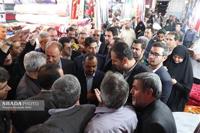 وزیر اقتصاد از بازار قدیم همدان بازدید و با كسبه این بازار گفت‌وگو كرد
