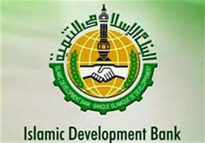 با استقبال مقامات عربستان سعودی / وزیر اقتصاد وارد جده شد