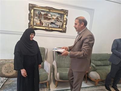 مدیركل امور اقتصادی و دارایی استان ایلام به همراه جمعی از همكاران خود به مناسبت روز شهید با حضور در منازل سه خانواده معزز شهدا، از همسران این شهیدان والامقام تجلیل كرد