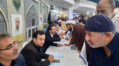 برپایی میزخدمت مشترك اداره كل امور اقتصادی و دارایی و امور مالیاتی و اتاق اصناف استان قم در نماز جمعه