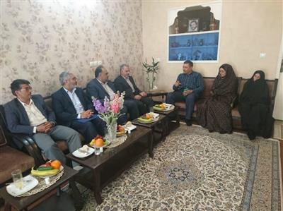 دیدار مدیركل امور اقتصادی ودارایی استان اصفهان از خانواده شهید عملیات بیت المقدس