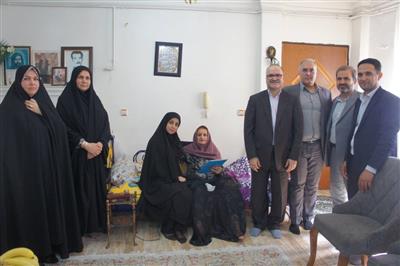 تقدیر از خانواده شهید والامقام توسط مدیركل امور اقتصادی و دارایی گیلان