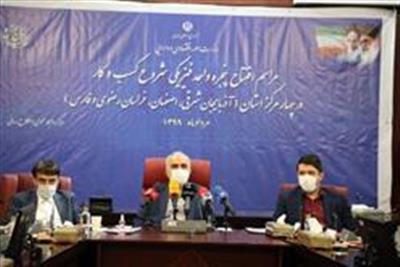 ما موفق شدیم میانگین مدت زمان فرآیند صدور مجوز های قابل درخواست از طریق درگاه ملی مجوزهای كشور را در سطح استانی از ۵۸ روز به هشت و در سطح ملی از ۱۰۰ روز به ۱۸ روز كاهش دهیم كه این یك جهش قابل توجه و نشان دهنده قابلیت های موجود است