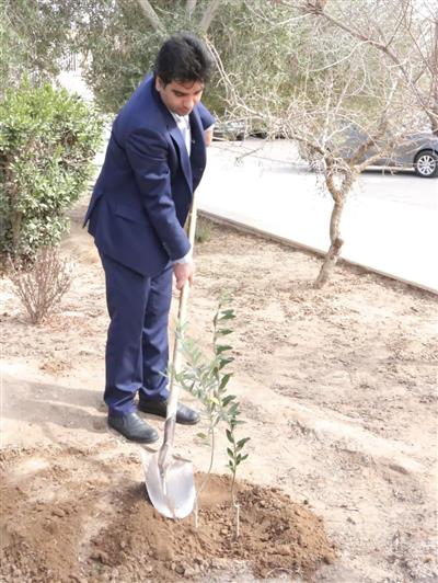 كاشت درخت توسط مدیر كل امور اقتصادی و دارایی استان یزد به مناسبت روز جهانی درختكاری