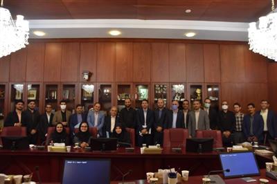 با دانشجویان اولین دوره مدرسه تابستانه سیاست گذاری اقتصادی