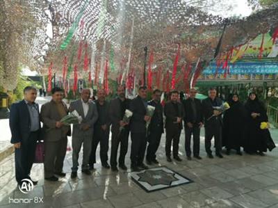 حضور مدیر كل و كاركنان در آیین عطر افشانی مزار شهدا