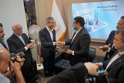 امضای تفاهم نامه همكاری بین بانك ملی ایران و گروه مالی كاریزما در نمایشگاه اینوكس مشهد