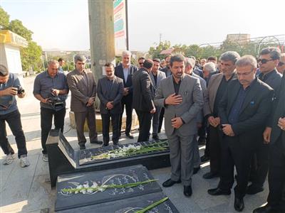 حضور استاندار همدان و مدیران استان در گلزار شهدا همزمان با آغاز هفته دولت