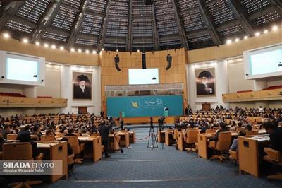 تشریح اقدامات مهم و زیربنایی دولت برای اصلاح ساختارها و رفتارهای در عرصه اقتصاد/ شناخت مسئله، یافتن و اجرای دقیق راهكارهای متقن رویكرد دولت در مواجهه با مشكلات اقتصادی/ دستور كار دانش‌پایه، اجرای عدالت و مشاركت مردم اجزای اصلی تحول اقتصادی هستند