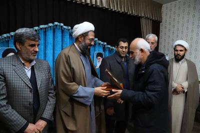 ?تقدیر از خانواده‌ معظم شهدای انقلاب در نماز جمعه