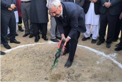 به مناسبت هفته دولت، با مشاركت شركت پتروشیمی كیمیا صنعت مبنا (زیرمجموعه شركت باختر) و سازمان منطقه آزاد چابهار، آیین كلنگ‌زنی پروژه احداث و تجهیز بیمارستان ۹۶ تخت‌خوابی با زیربنای ۱۵٬۰۰۰ مترمربع در چابهار برگزار شد.