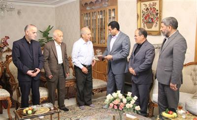 تكریم مدیركل امور اقتصادی و دارایی از همكاران بازنشسته دستگاه های تابعه وزارت اقتصاد در استان