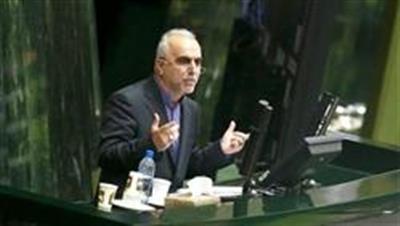 امهال تسهیلات برای بعد از وقوع زلزله نیازمند قانون است، بنابراین اگر اجازه قانونی وجود داشته باشد به طور قطع یقین این كار را انجام می‌دهیم/ در هفت ماهه سال 1398 رشد ۲۰ درصدی سرمایه‌گذاری خارجی را داشتیم/ در بعد خارجی تلاش كردیم یكی از راه‌های تامین منابع، یعنی سرمایه‌گذاری مستقیم را به طور جدی پیگیری كنیم/ در برنامه اصلاح نظام بانكی به منظور چابكی بانك‌ها برای قدرت تسهیلات دهی بیشر، واگذاری اموال مازاد بانك‌ها در دستور كار قرار گرفت/ در واگذاری‌ها بر مبنای قانون و روش‌هایی كه در قانون آمده است عمل می‌كنیم و دقت داریم در این امر مهم مشكلی از نظر اجتماعی به وجود نیاید/ به جای اینكه سهام را به یك فرد و یا یك بخش خصوصی متشكل از افراد محدود كنیم، با تشكیل واحدهای سرمایه‌گذاری، آن را به بسیاری از مردم واگذار می‌كنیم كه این به مردمی كردن اقتصاد و شكل گیری اقتصاد مقاومتی كمك می‌كند/ مشكلات مجموعه آلومینیوم المهدی به گونه‌ای حل شد كه مردم راضی شوند/ گفتنی است در پایان این جلسه نمایندگان سوال كننده با توجه به پاسخ های وزیر اقتصاد قانع شدند و از انجام رأی گیری در صحن مجلس انصراف دادند