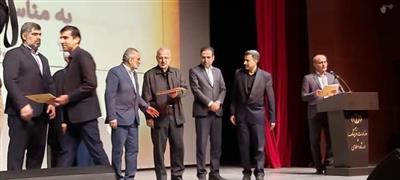 تجلیل از دو‌ كارمند امور اقتصادی و دارایی استان قم در مراسم تقدیر از كارمندان نمونه استان