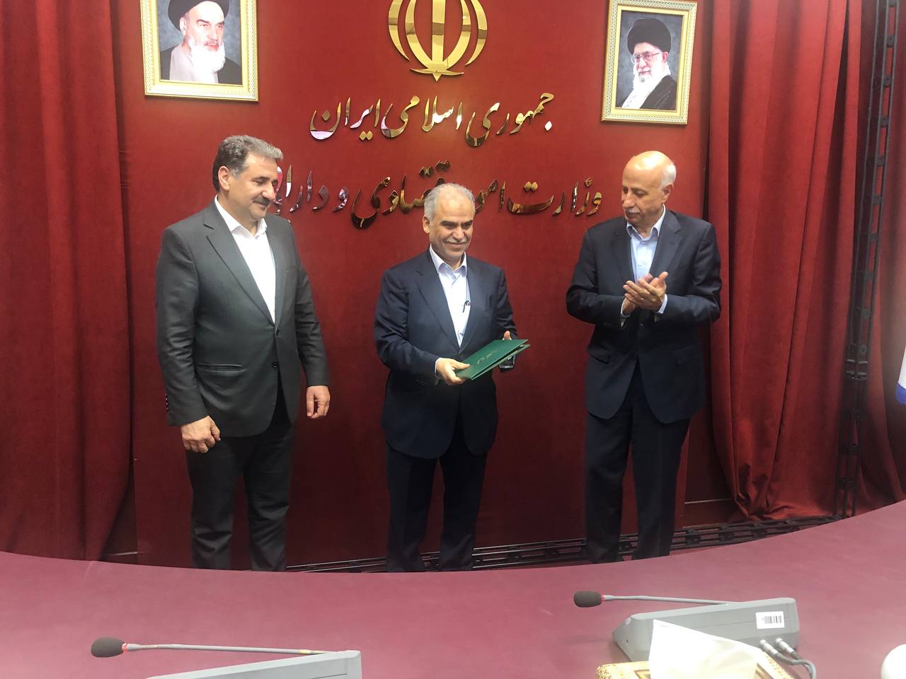 تقدیر و تشکر از زحمات جناب آقای رضوانپور با حضور جناب آقای دکتر اکرمی خزانه دار محترم کل کشور و ذیحسابان ستادی