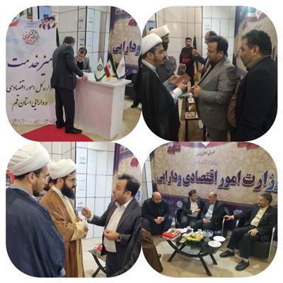 پاسخگویی مدیر كل امور اقتصادی و دارایی استان قم به مراجعان روحانی در میز خدمت