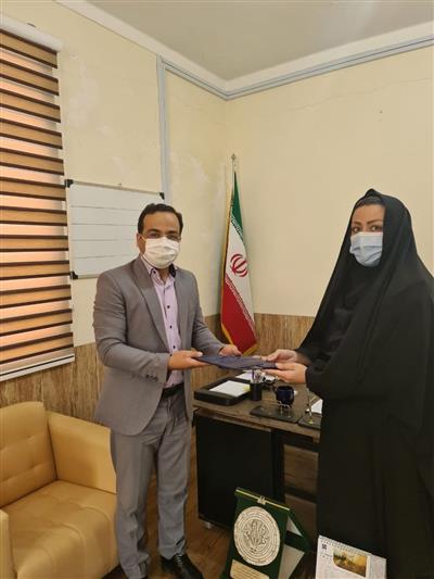 به مناسبت روز روابط عمومی از مدیر روابط عمومی اداره كل امور اقتصادی و دارایی استان ایلام تقدیر شد