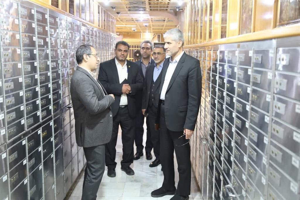 بازدید مدیركل امور اقتصادی و دارایی استان اصفهان از صندوق امانات بانك ملی استان