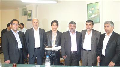 تقدیررئیس كل سازمان امورمالیاتی كشورازقهرمان كشتی جوانان جهان
